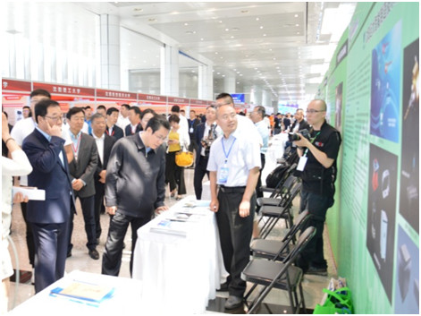 沈阳市委副书记、市长姜有为在科技成果对接会上了解新型材料发展情况.JPG